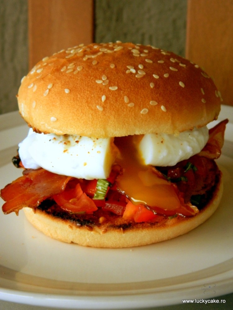 Sandwich  Tasty cu ou  posat si bacon
